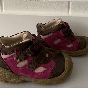 Bartek Girls Booties In Suede And Leather Lining. Size 5.5 US/23 EU.